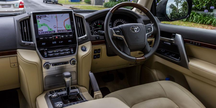 Интерьер Toyota Land Cruiser 200 Sahara (UZJ200) 2015 года  (AU) (фото 16 из 23)